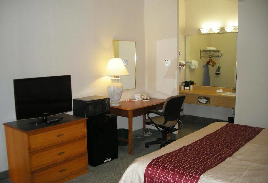 Travelodge By Wyndham Appleton Exterior photo