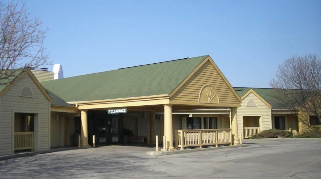 Travelodge By Wyndham Appleton Exterior photo
